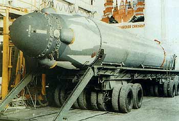 Ракета “Синева”: 4 боевых блока, вес — 40,3 тонны, длина — 14,8 м, дальность — 8900 км.
