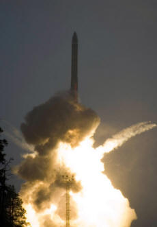 俄军首次试射RS-24新型洲际弹道导弹(图)